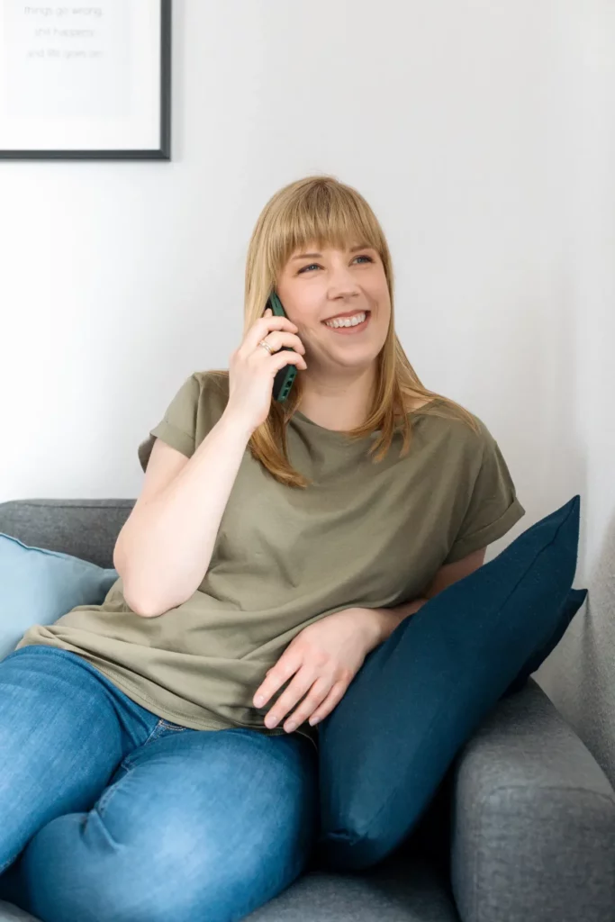 Alina Hermann telefoniert, Kontakt zur Texterin Alina Hermann aus Ulm