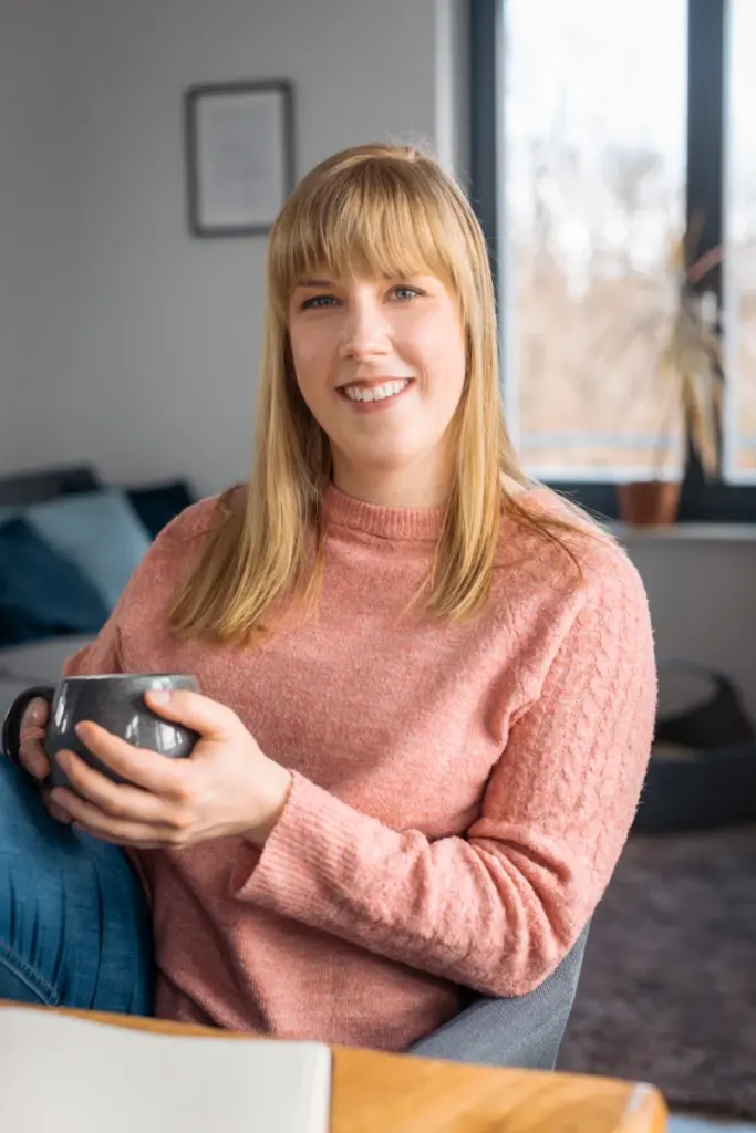 Alina Hermann, Copywriterin aus Ulm für gutes Copywriting trinkt Kaffee