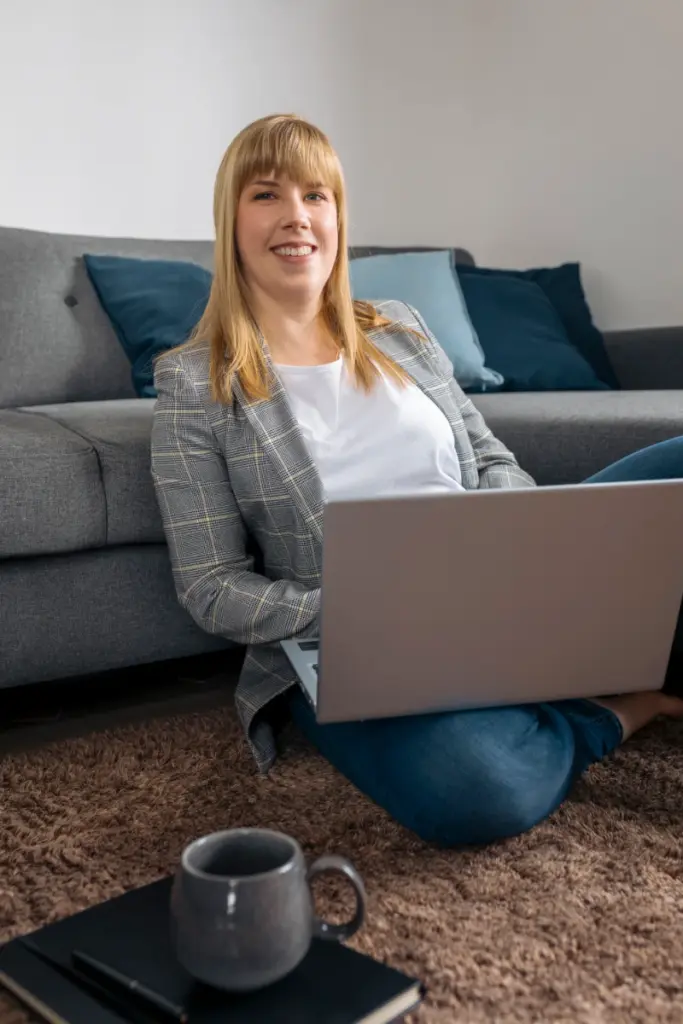 Alina Hermann schreibt einen Website-Text für eine Heilpraktikerin